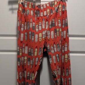 Lipstick print leggings